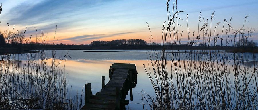 bi-Sterbefall melden EHEM-Ausblick auf See-Stock 692689142